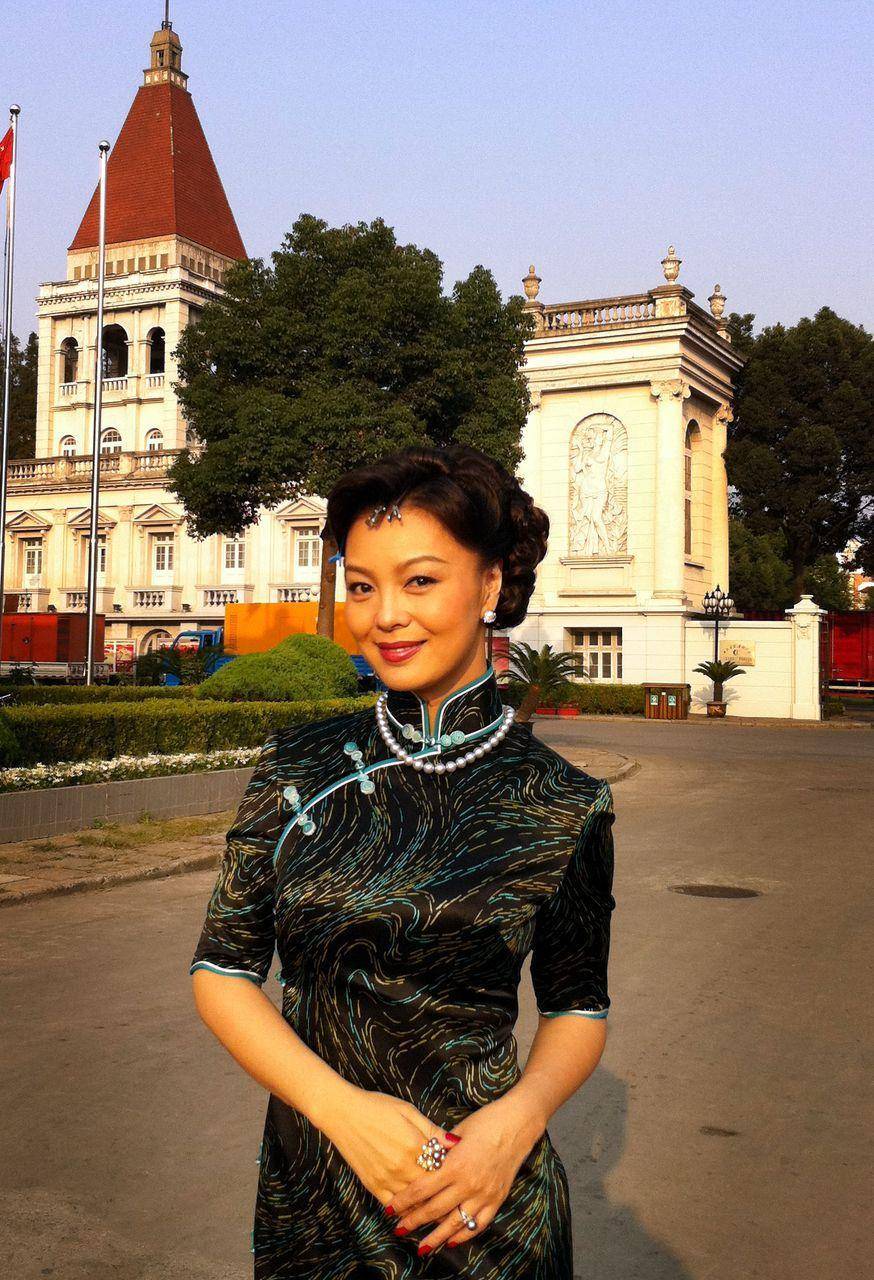 她是国民妈妈,二婚嫁著名作家,两个女儿漂亮有才,53岁越活越美_荣蓉