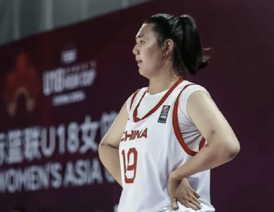 中国篮球心酸 女姚明15中15统治比赛折射无奈 却打不上职业