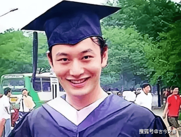 据当时的同学回忆,年轻的黄晓明特别单纯
