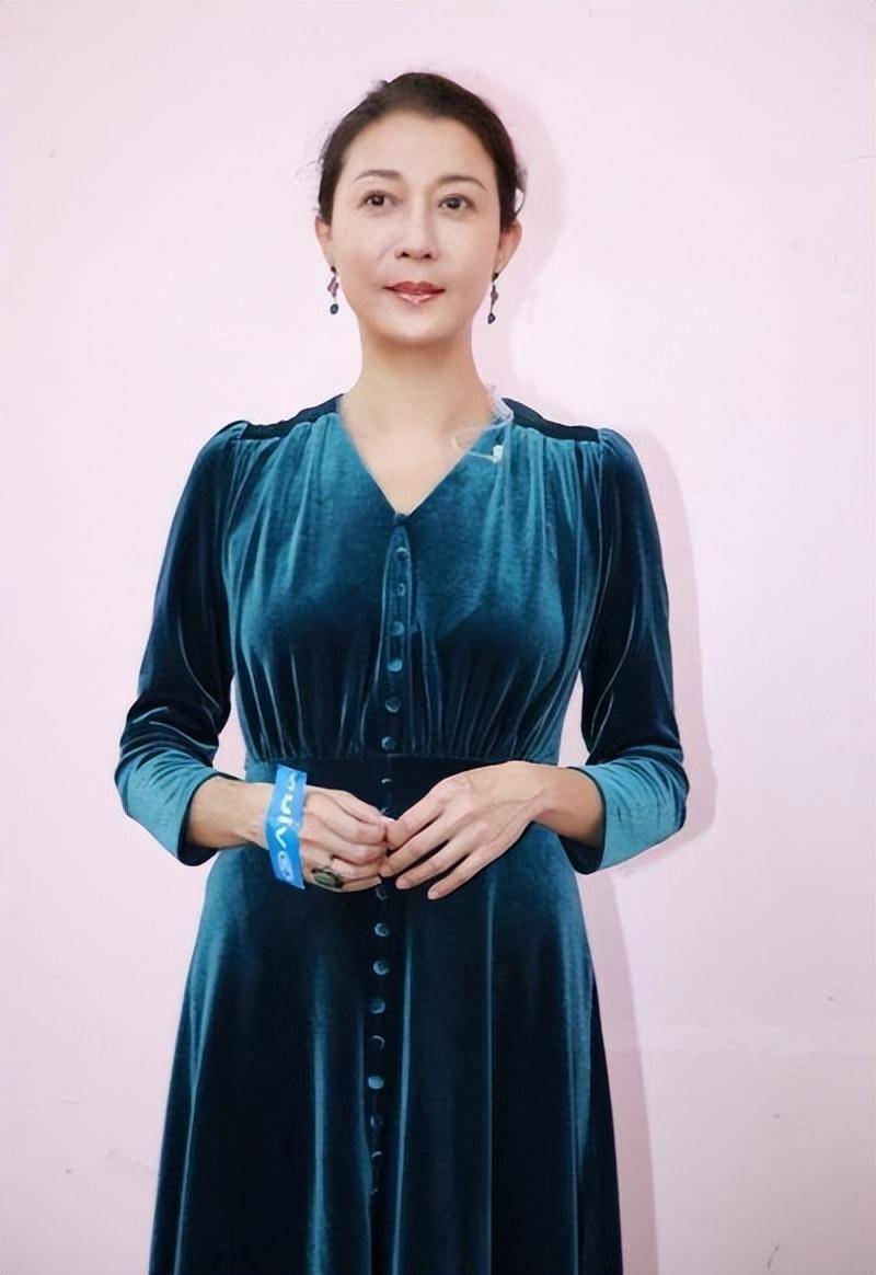 直到看见"小龙女"吴卓林近况,才明白成龙不认,是多正确的选择