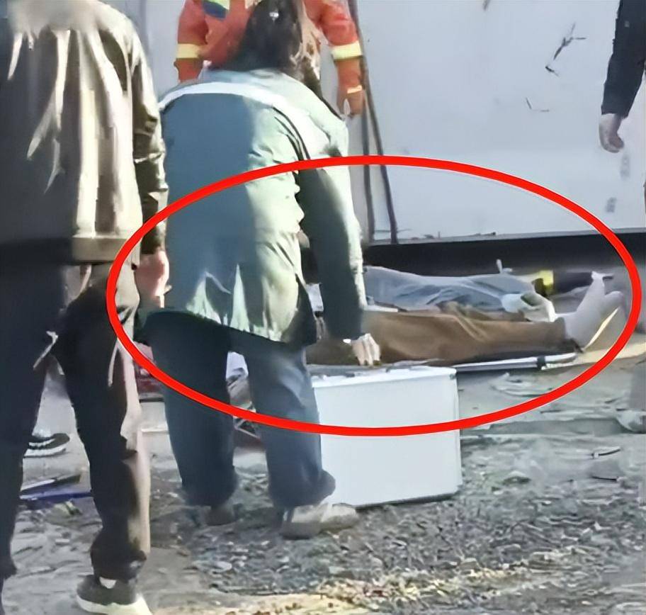 网红丐中丐夫妻俩车祸身亡!开车直播桥上倒车,4岁女儿精神分裂