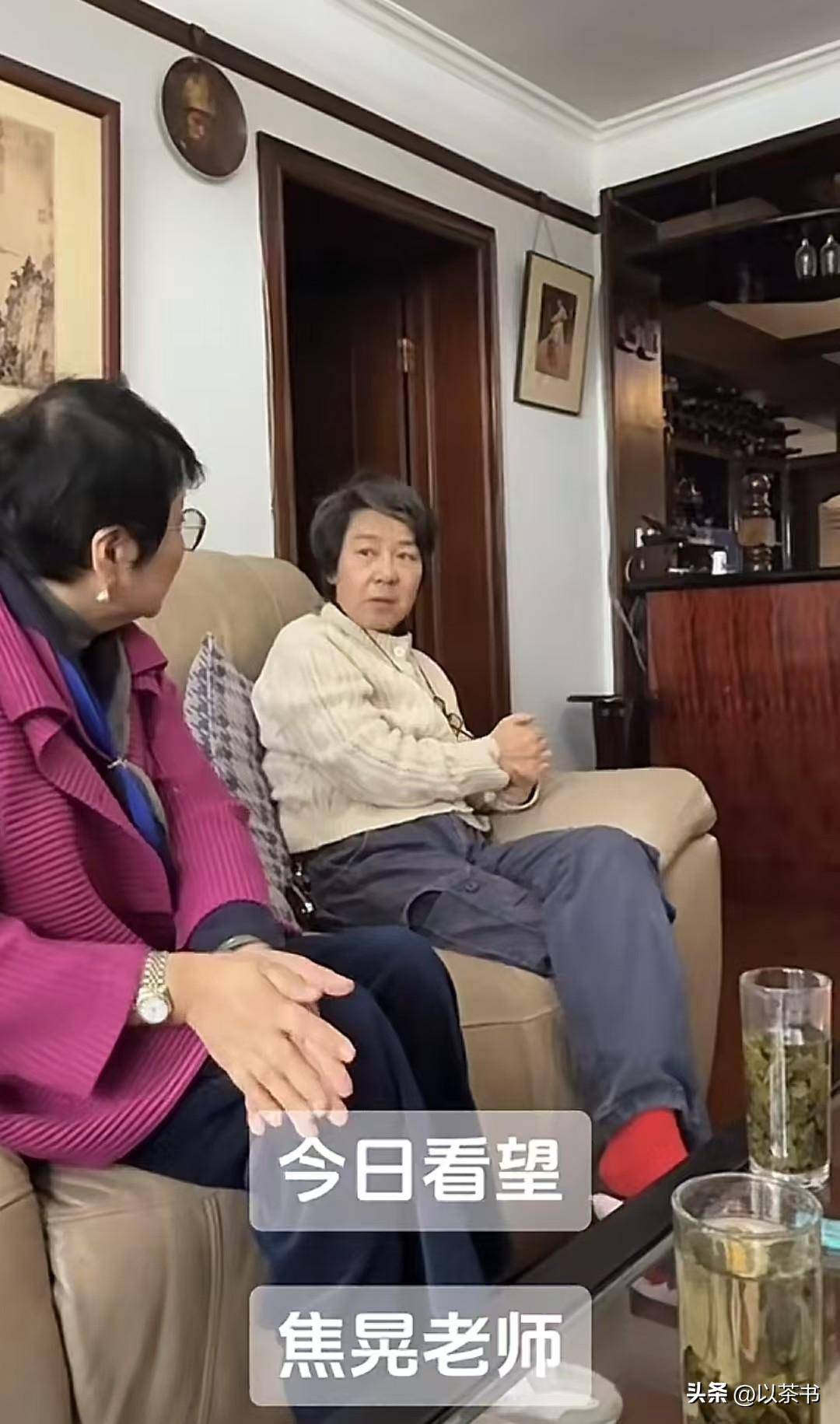 烟不离手衣服烫满了洞,小30岁三婚妻子罕露面_陈晓黎_胡枚_身体