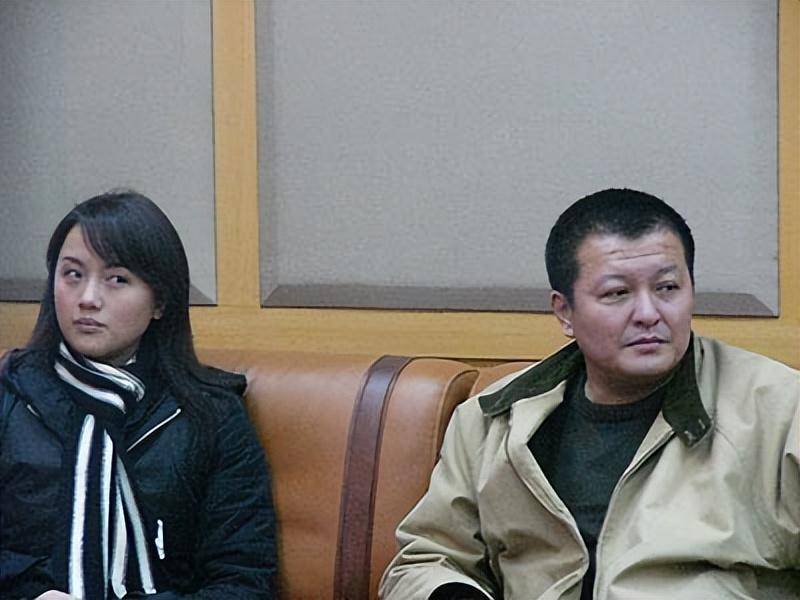 "平民导演"杨亚洲:离异后迎娶倪萍,偏爱继子亲生儿子嫉妒吗?