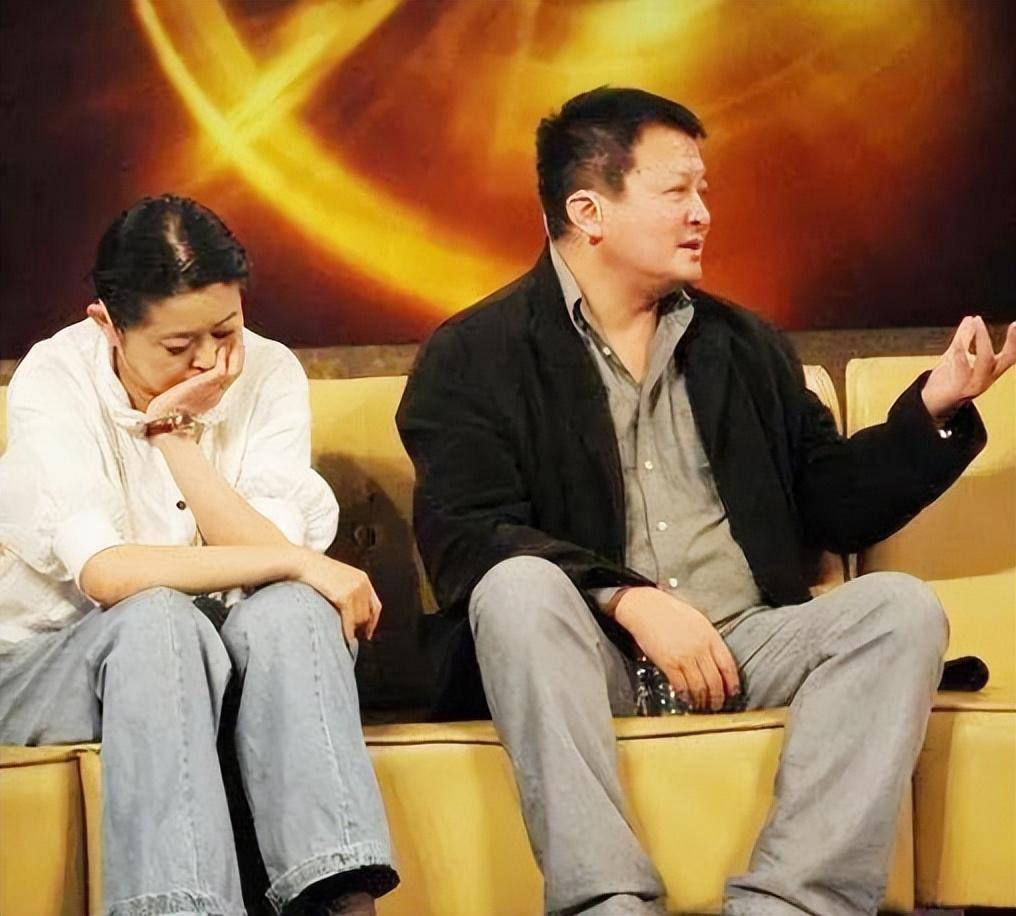"平民导演"杨亚洲:离异后迎娶倪萍,偏爱继子亲生儿子嫉妒吗?