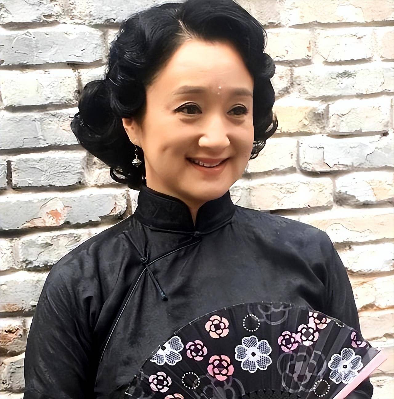 杨昆:年轻时选丁克潇洒,61岁无儿无女每月靠2500生活,如今她后悔吗?