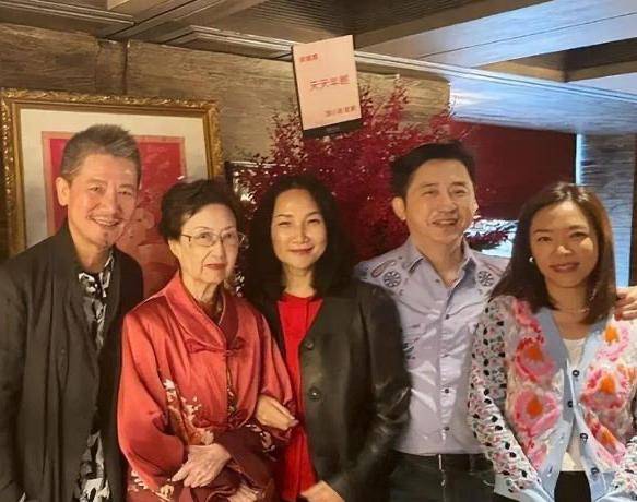 庾澄庆晒与妻子合影,49岁张嘉欣面相温婉状态好,两人夫妻相明显