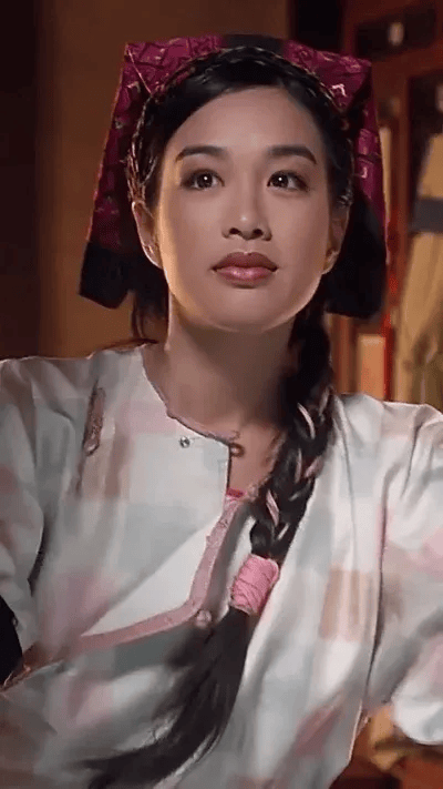 接下来,周星驰邀请钟丽缇主演《九品芝麻官》,《破坏之王》,对她赞不