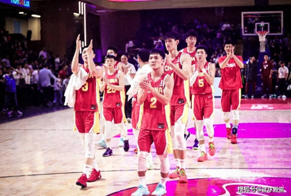 中国男篮全队启程回国！躺候机室晒太阳，王岚嵚自拍，廖三宁自嗨