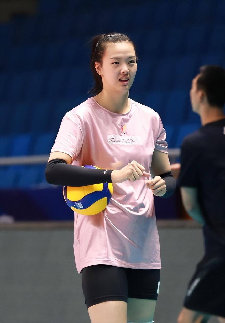 才明白,为何嫁给2.11米男篮富二代的女排张常宁,从未有怨言