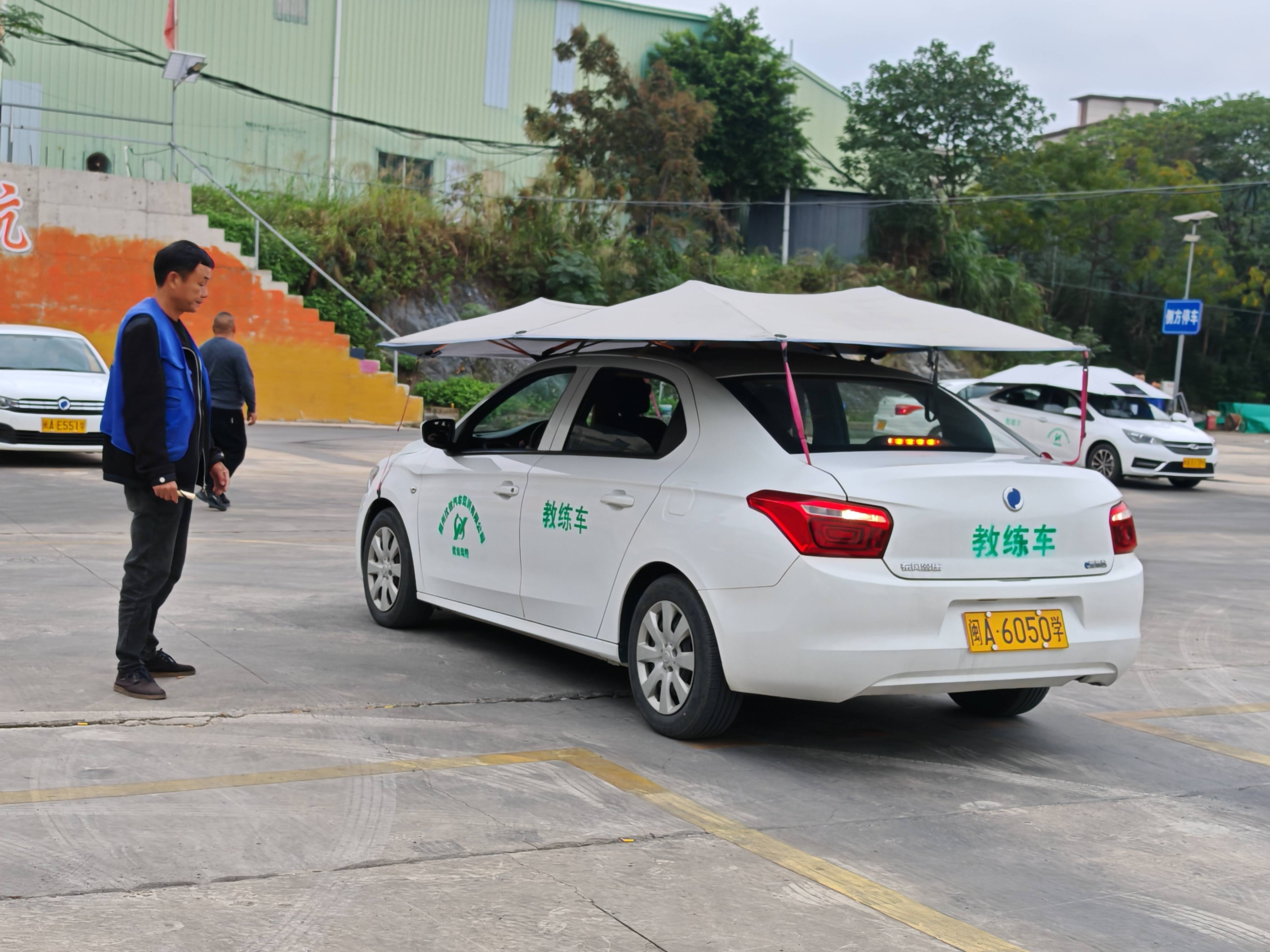 而且对于学生最有利的就是优信驾校配备50 辆全新的考场同款教练车