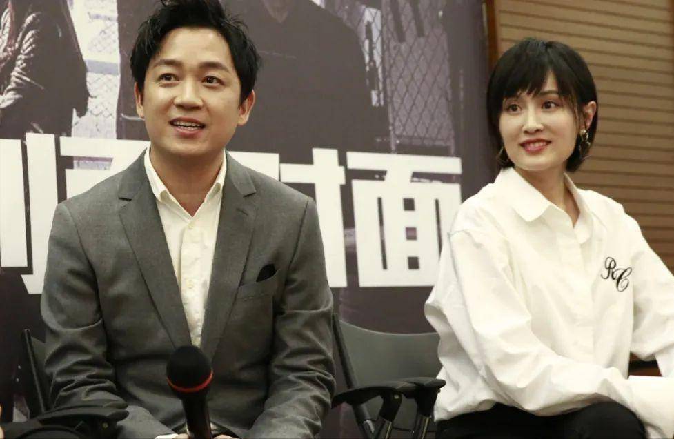 潘粤明和小10岁女友同台上节目,嘴角笑容藏不住, 眼神里尽是爱意