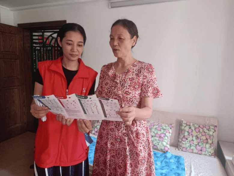 明珠社区党员志愿者深入东方明珠花苑，推动垃圾分类宣传
