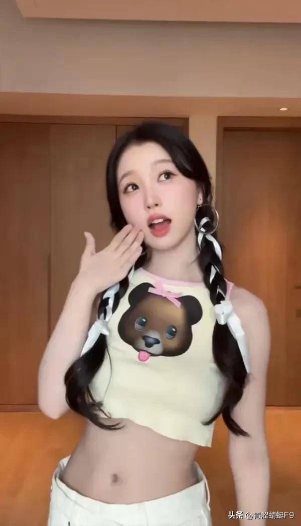 虞书欣晒跳舞视频,穿露腰背心秀身材,胸前小奶狗头像好抢镜