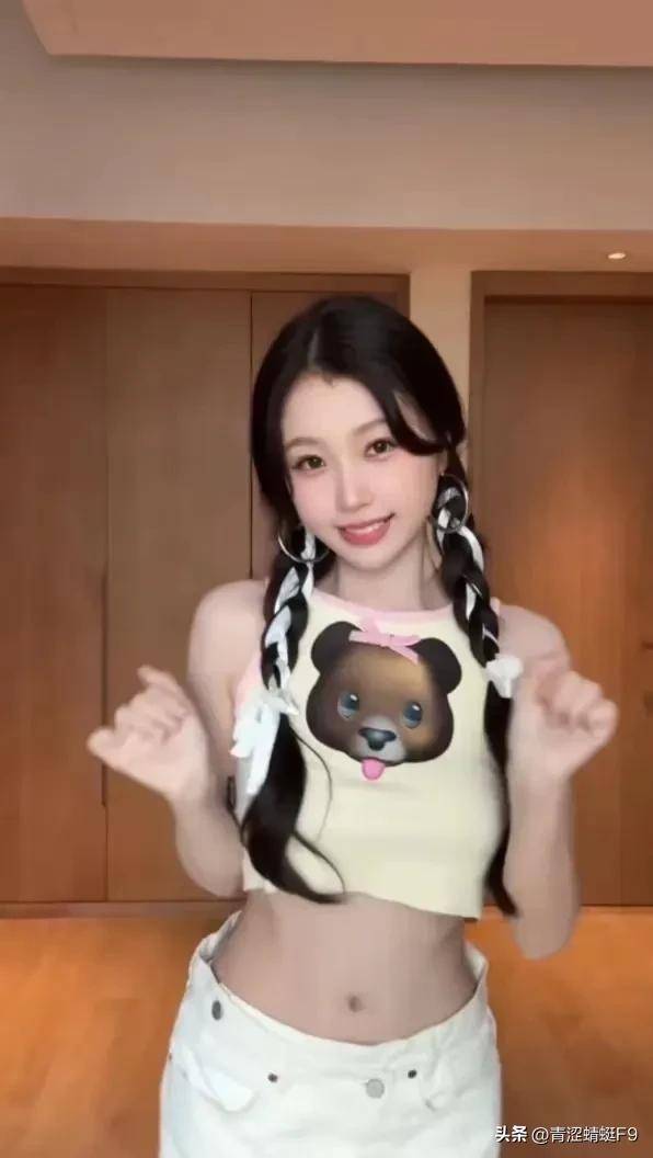 虞书欣晒跳舞视频,穿露腰背心秀身材,胸前小奶狗头像好抢镜