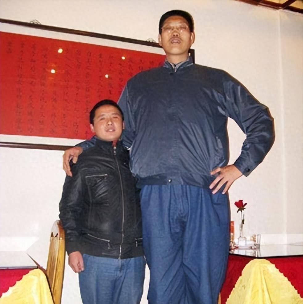 浙江巨人王同心的孤独人生:身高2.36米,一双鞋子68码,仍单身