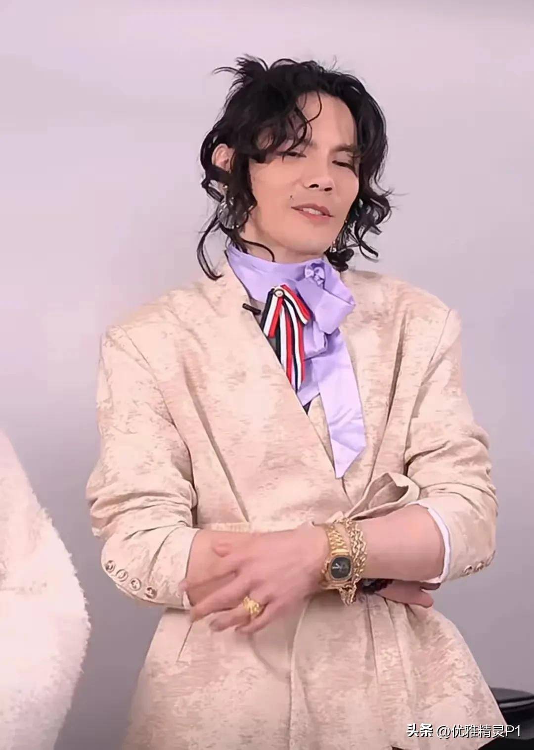 向佐"新中式"穿搭惊爆网络,网友直呼:郭碧婷,你管不管