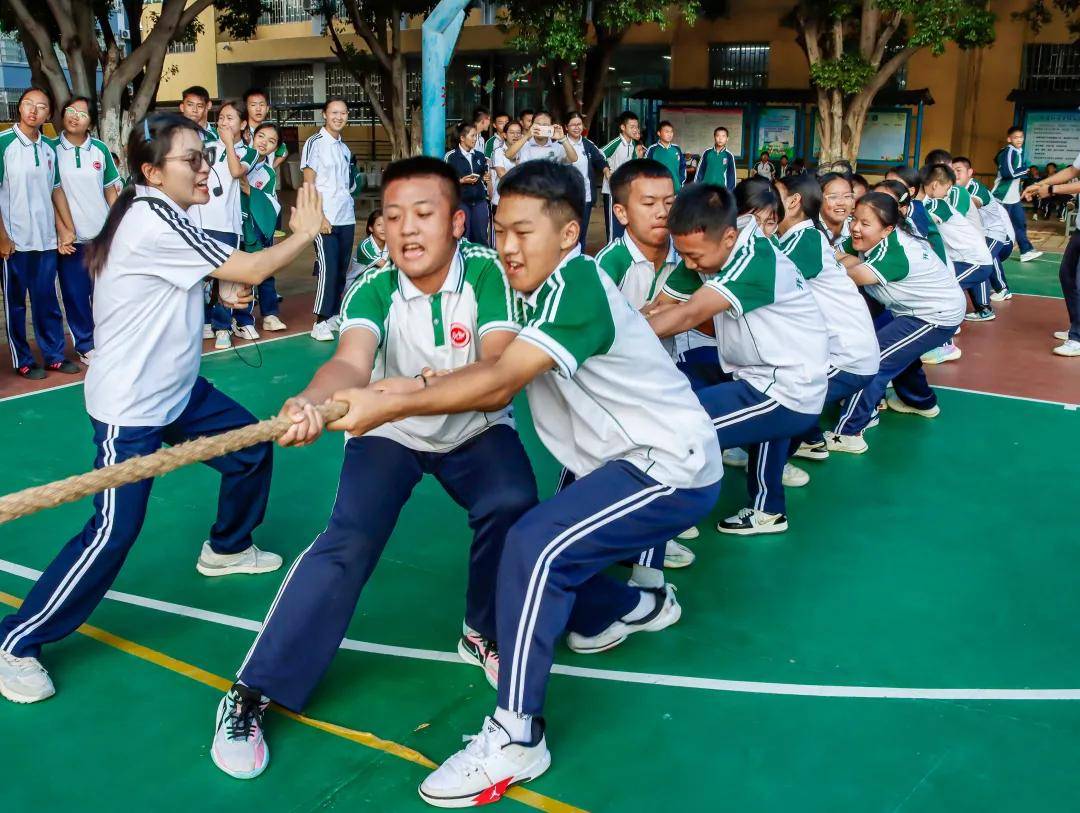 开远行知学校校园拔河比赛纪实