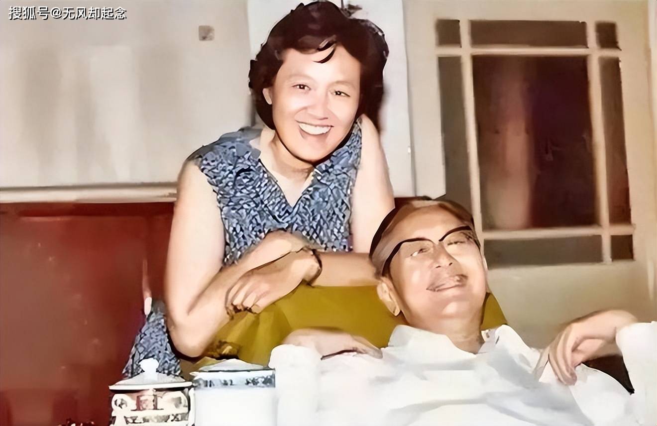 70年代,60岁乔冠华和38岁新婚妻子章含之的合照,两人开怀大笑_年龄_婚姻_关系
