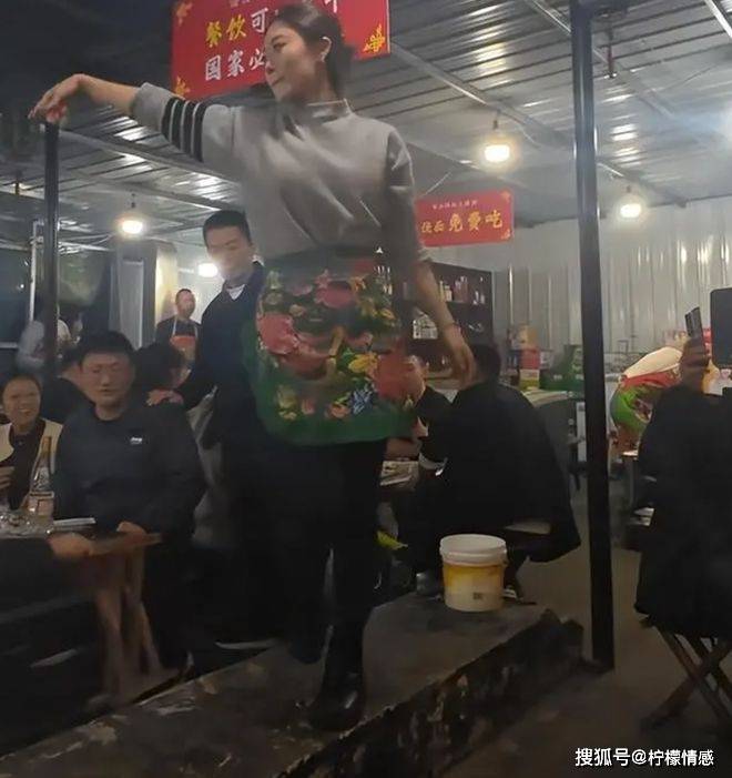 山东一烧烤店老板娘亲自跳舞助兴,网友:真不容易_李梅_生活_店里