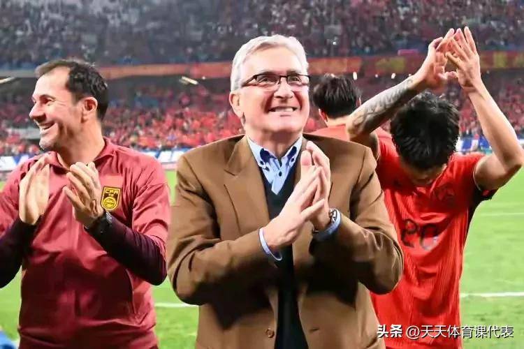 中国足球终于天亮了！2025年冲击三项世界大赛，幸福来得太突然！