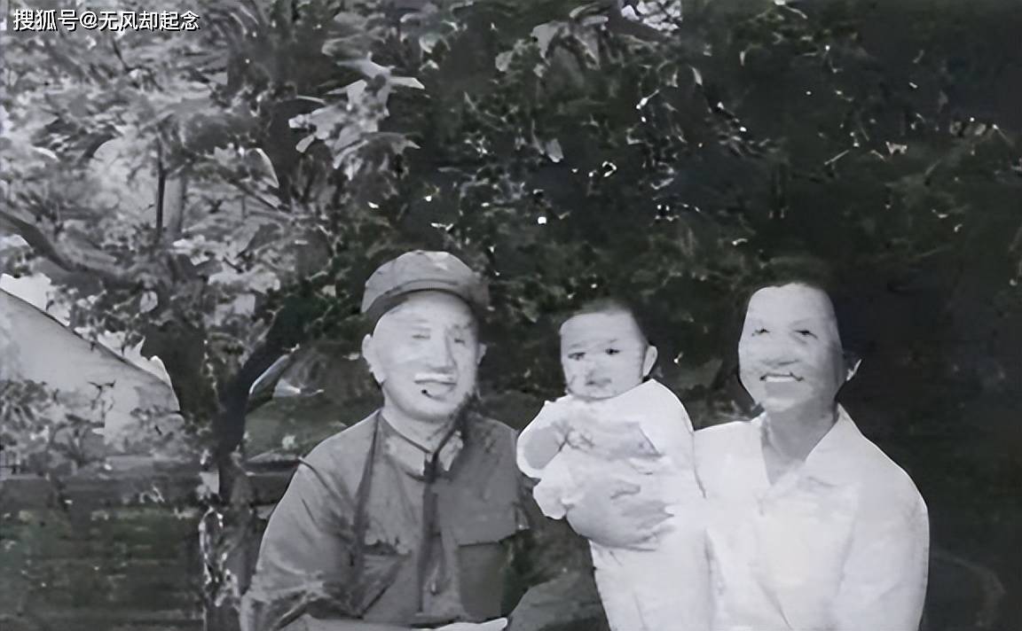 1983年,粟裕大将76岁生日时,和孙子孙女的珍贵合影,粟裕眉眼俱笑