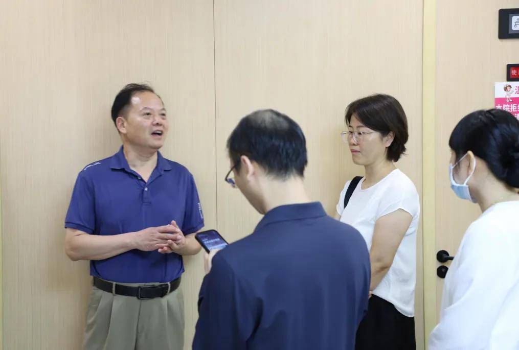 集团董事长唐靖宜女士亲自向校友师生介绍了门诊部情况,从严谨规范的