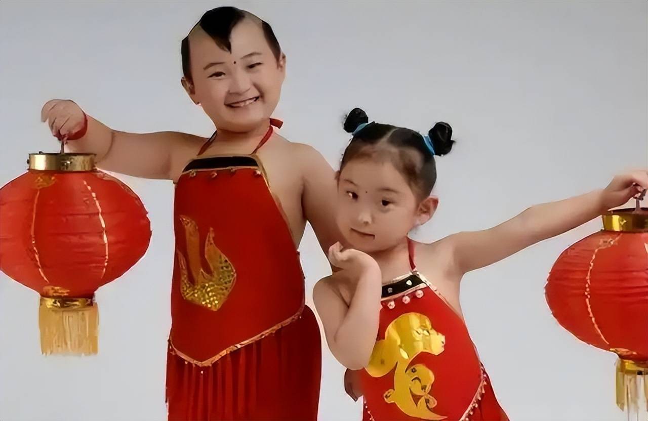 12年,邓鸣贺和妹妹邓鸣璐一起参加了《我要上春晚》,还获得现场人气王