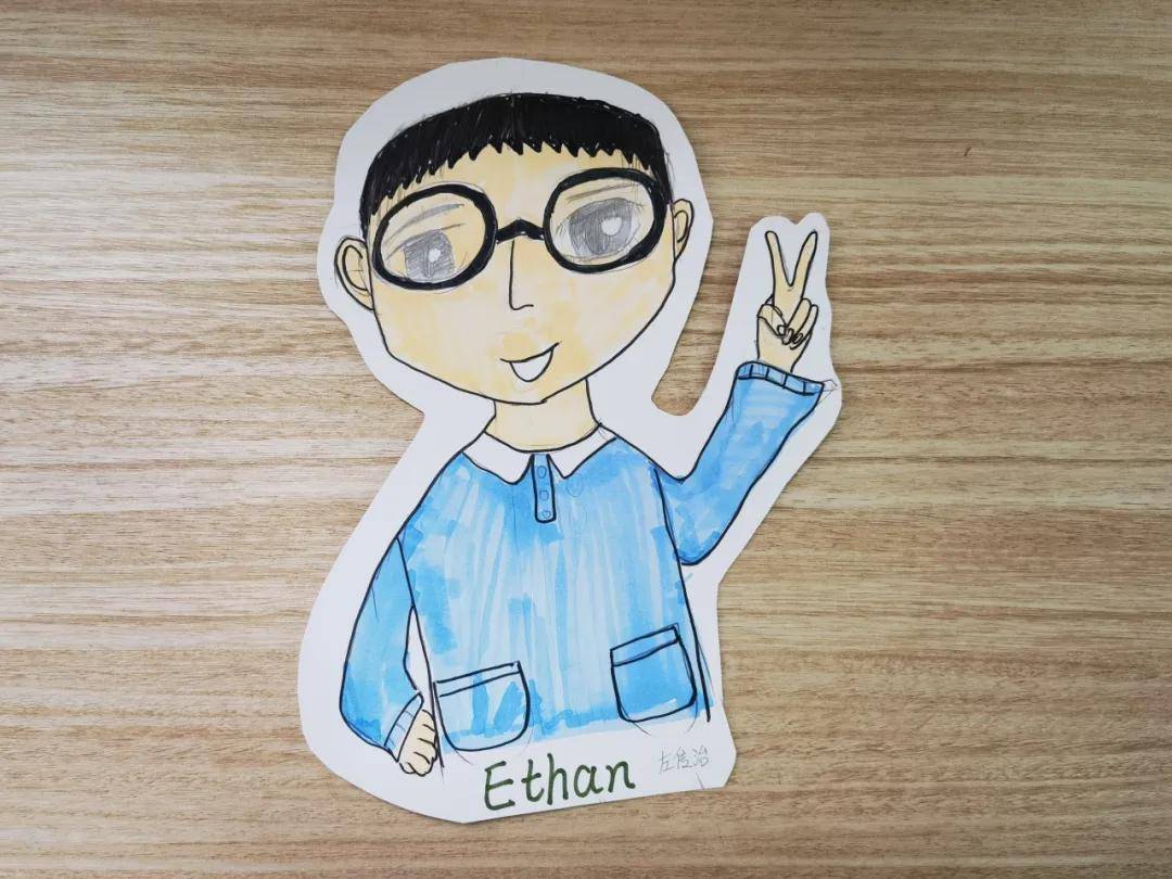 学生们热情参与,他们用画笔精心绘制自画像,五彩斑斓的色彩展现出孩子