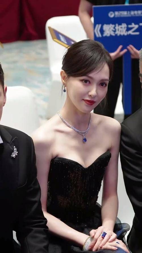 唐嫣罗晋带娃迪士尼被偶遇! 4岁小小糖身高吓人, 这对比也太戳心了