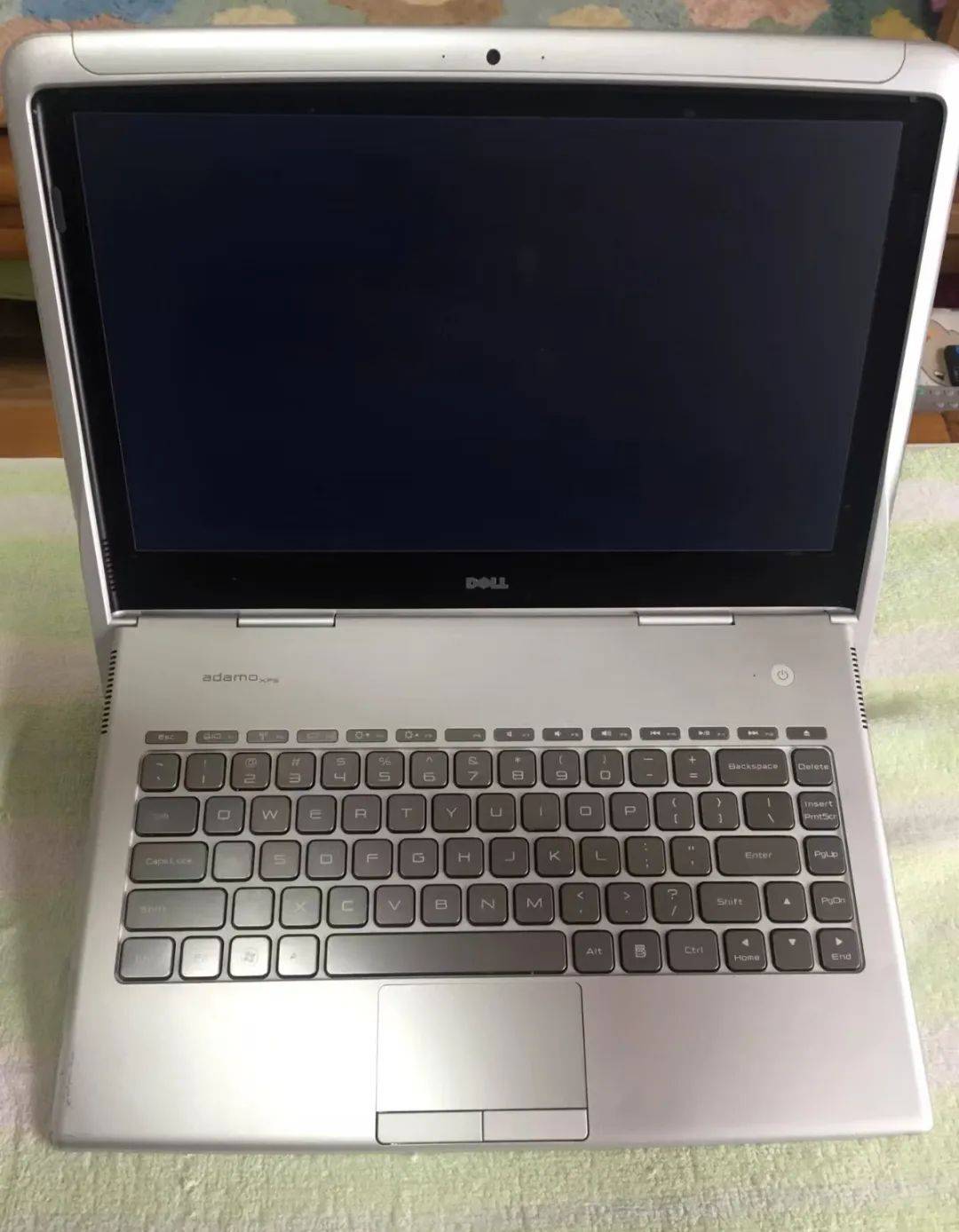 十年前的戴尔超薄笔记本,造型很辣眼,二手开价1200元