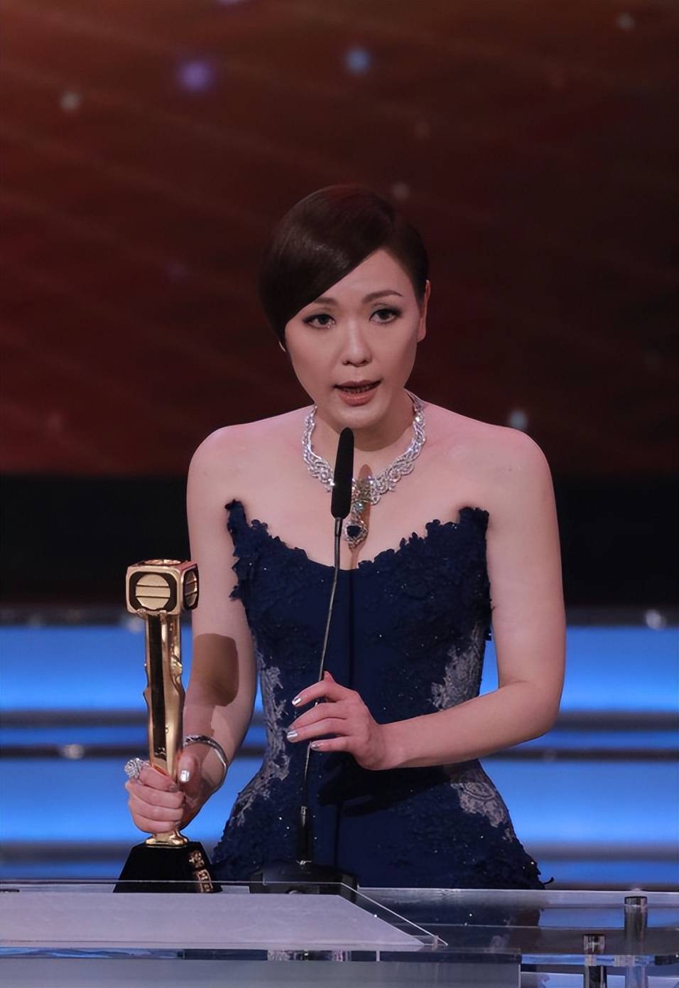 乱港艺人杜汶泽妻子田蕊妮患癌,自费做手术,网友却称报应来了