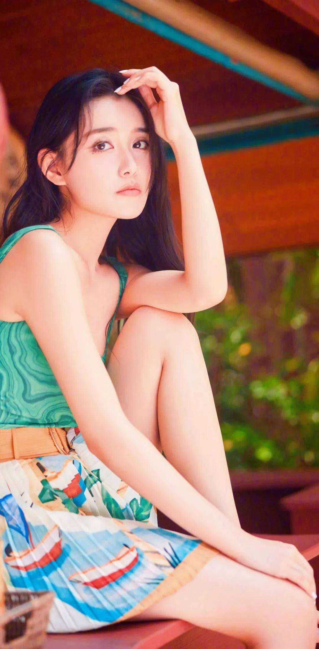 23岁的蒋依依首次登上男人装,不免有点惊艳!