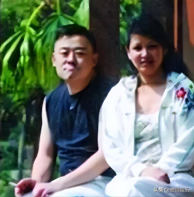 57岁周立波罕见露面,喝酒打牌很潇洒,两条腿很奇怪,妻子变化大