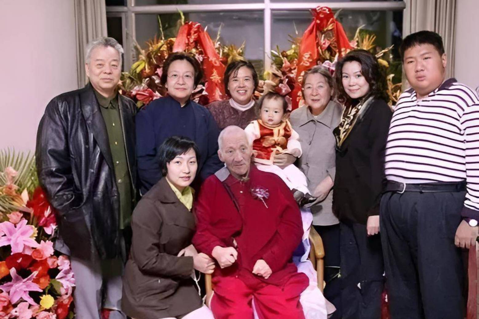 毛岸青81岁生日当天的合影,儿媳刘滨体贴,孙子毛东东才1岁_毛主席_照片_毛家