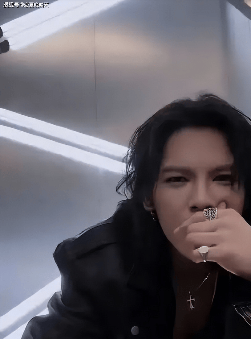 向佐今晚找晓华理发