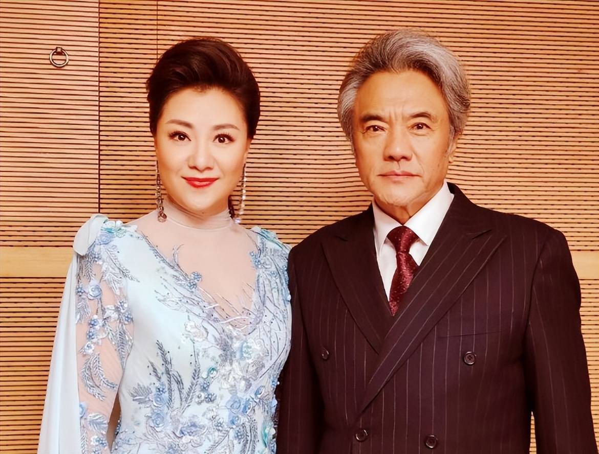 张秋歌最终学会了与过去和解,他与母亲的关系曾经紧张而复杂,但在妻子