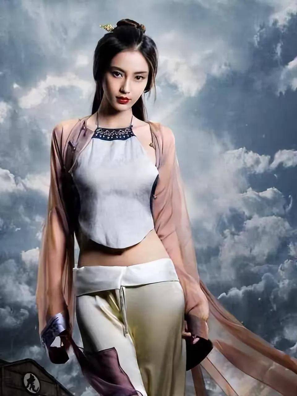 女星最美肚兜照,呈现了中国传统服饰的出色魅力.