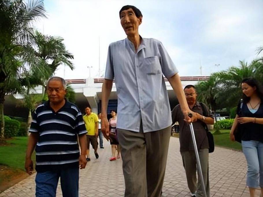 中国第一巨人鲍喜顺:56岁闪婚不顾劝阻生下儿子,他儿子有多高?