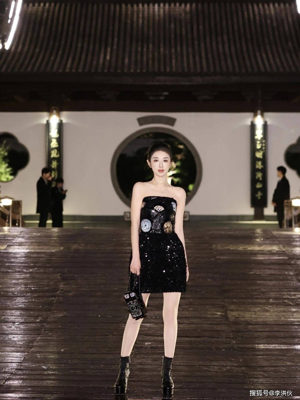 39岁薇娅华丽回归香奈儿秀场艳光四射不愧是时尚界甄选的宠儿
