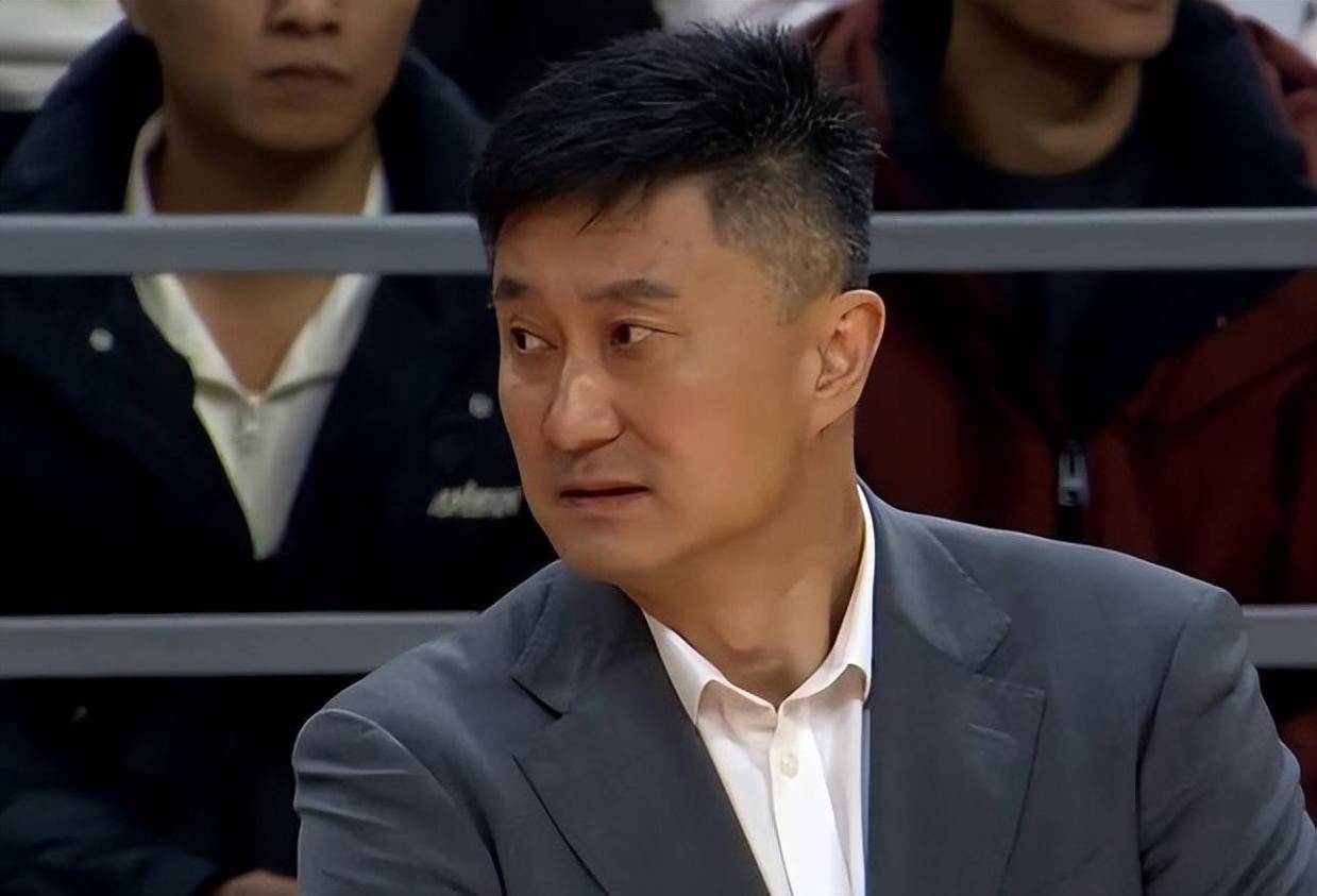 体能不足！上海男篮吊打广东男篮，杜锋被批评，换年轻人啊