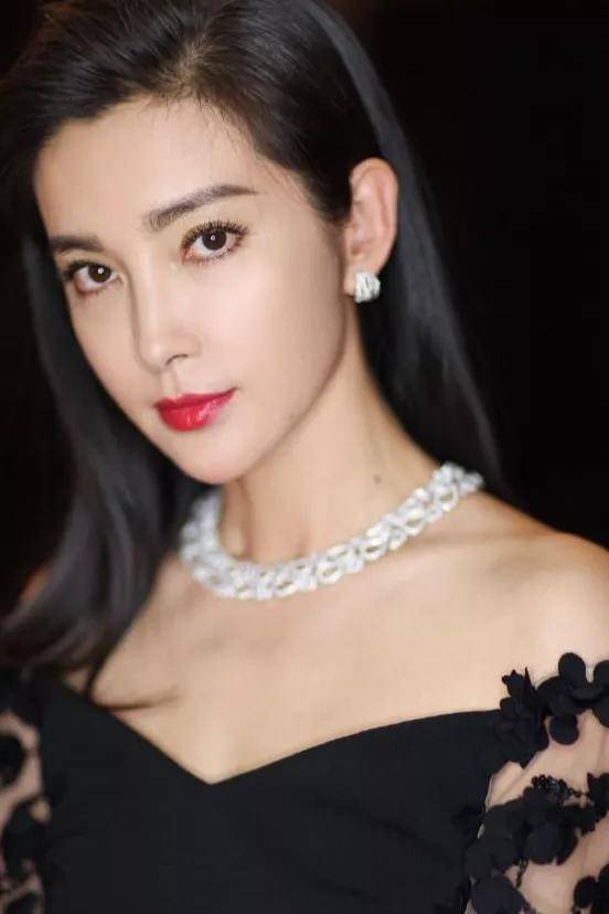 谈小16岁男友,为公益"献身",已经51岁的李冰冰仍然不服老!