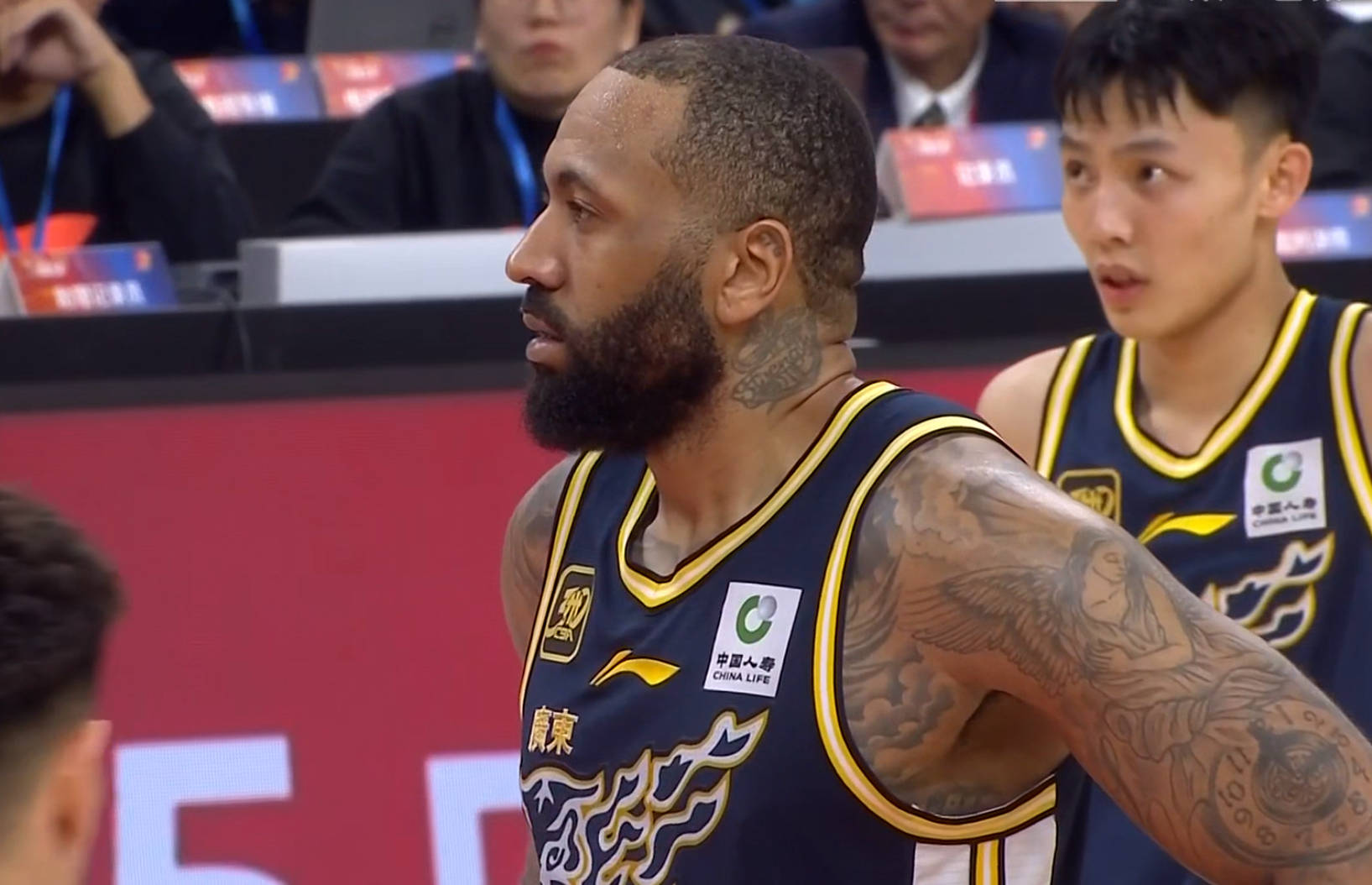 完爆洛夫顿+碾压王哲林！广东“王炸”打崩上海队，杜锋虽败犹荣