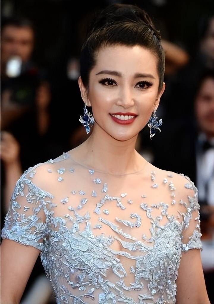 谈小16岁男友,为公益"献身",已经51岁的李冰冰仍然不服老!