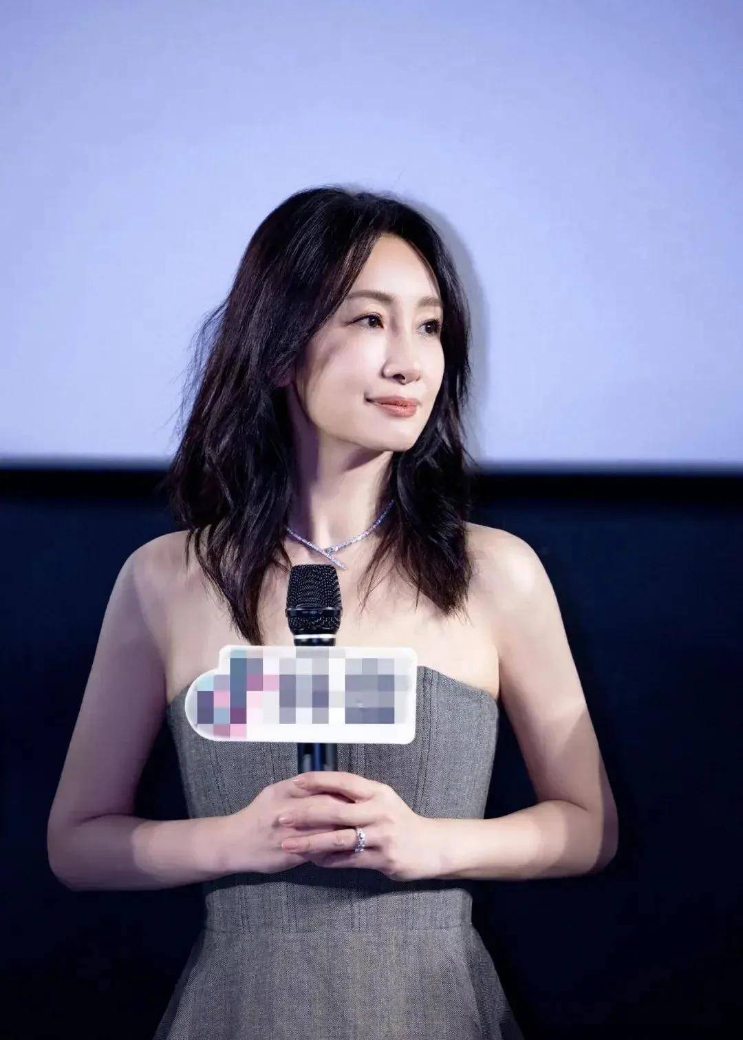 46岁秦海璐换发型像换了个人,微卷长发配抹胸装时髦减龄,美到认不出来