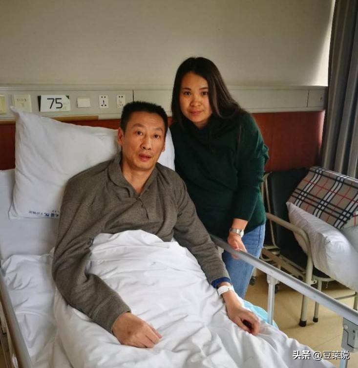 男排副攻郑亮,48岁自身瘫痪,父亲离世,重获新生全靠汪嘉伟!