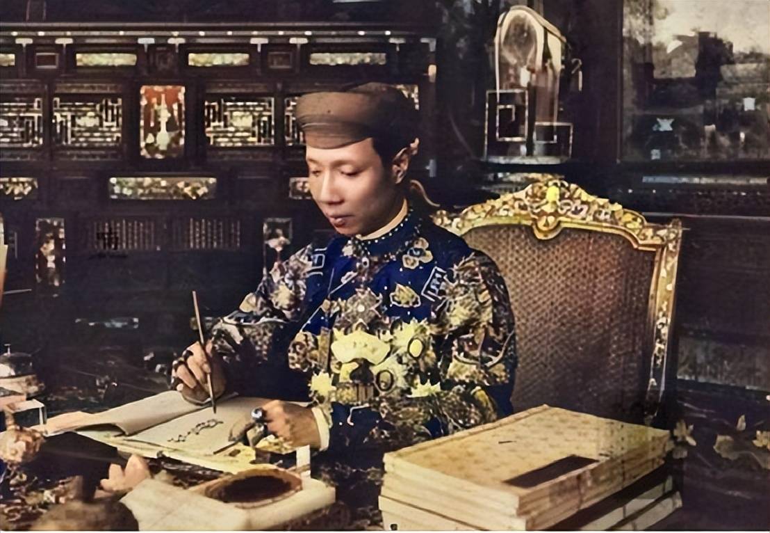 溥仪晚年参观故宫,在龙椅底下,找到童年藏的"宝贝",让人唏嘘