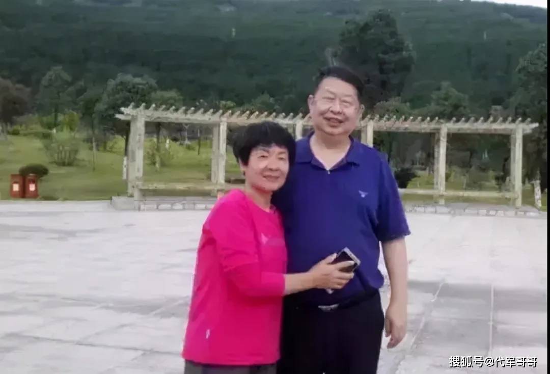 63岁矿老板妻子离世,次年娶38岁模特,4年过去,如今怎样了?
