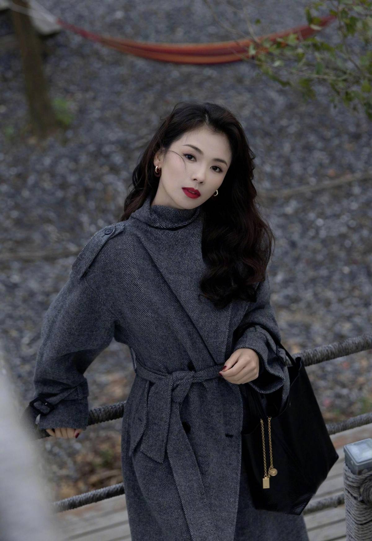 刘涛新烫了油画卷发型年轻20岁穿灰色大衣亮相美得像换了个人