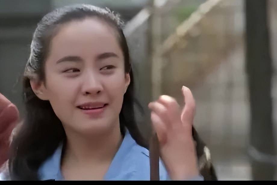 《出嫁女》,剧雪在片中扮演了荷香这个角色,大四时,她又参演了电影