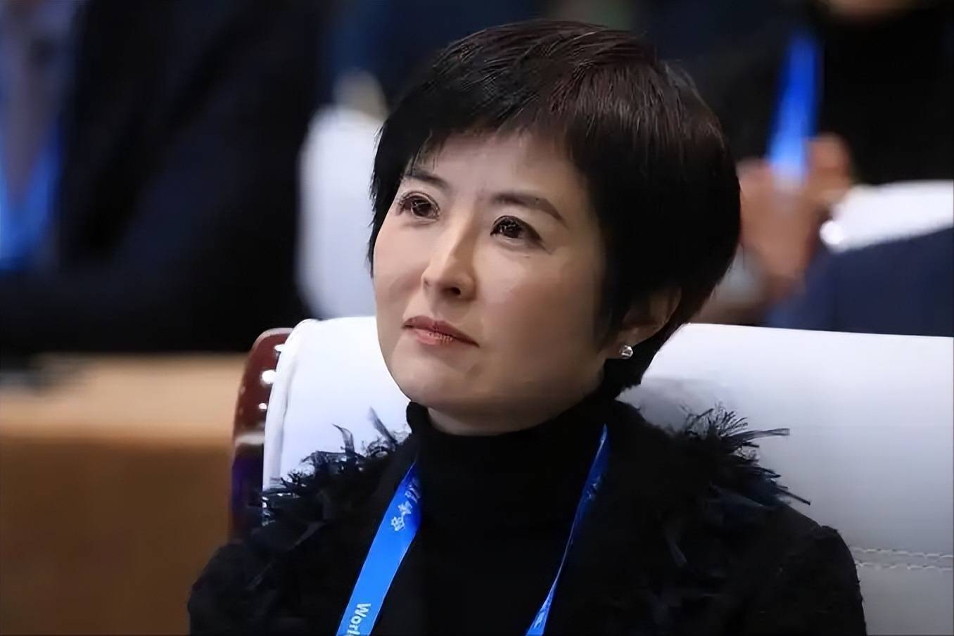 张泉灵：曾是央视一枝花，低调嫁大18岁李铁为妻，如今生活幸福_工作_陈磊_漫画